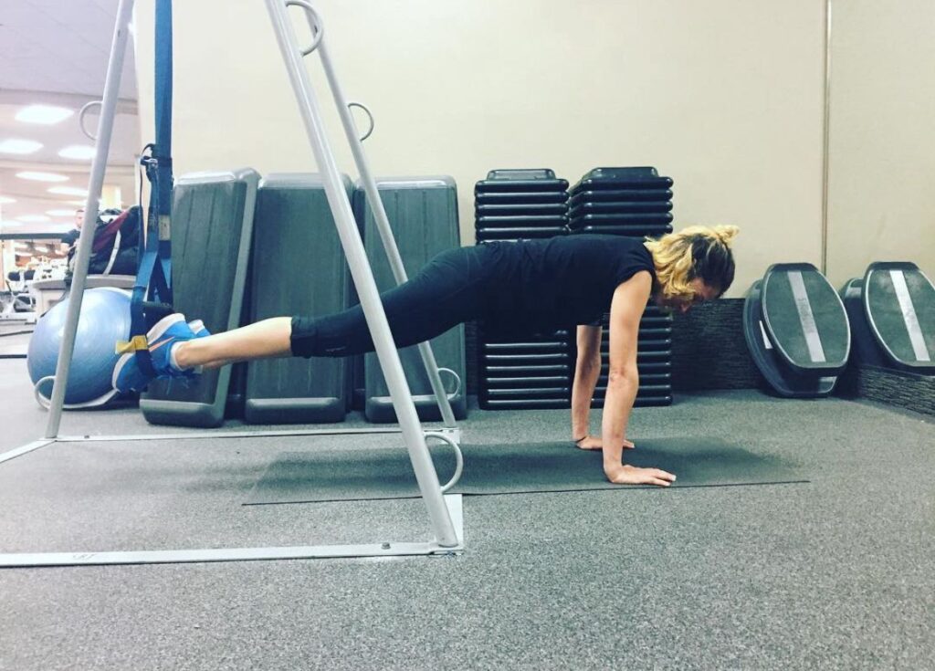 Plank con pies elevados en TRX Plank con pies elevados en TRX trabajando suelo pelvico